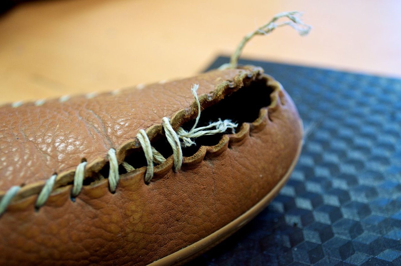 Старые рваные ботинки. Брак обуви. Заломы на обуви. Растрескивание кожи обуви. Реагенты на обуви.