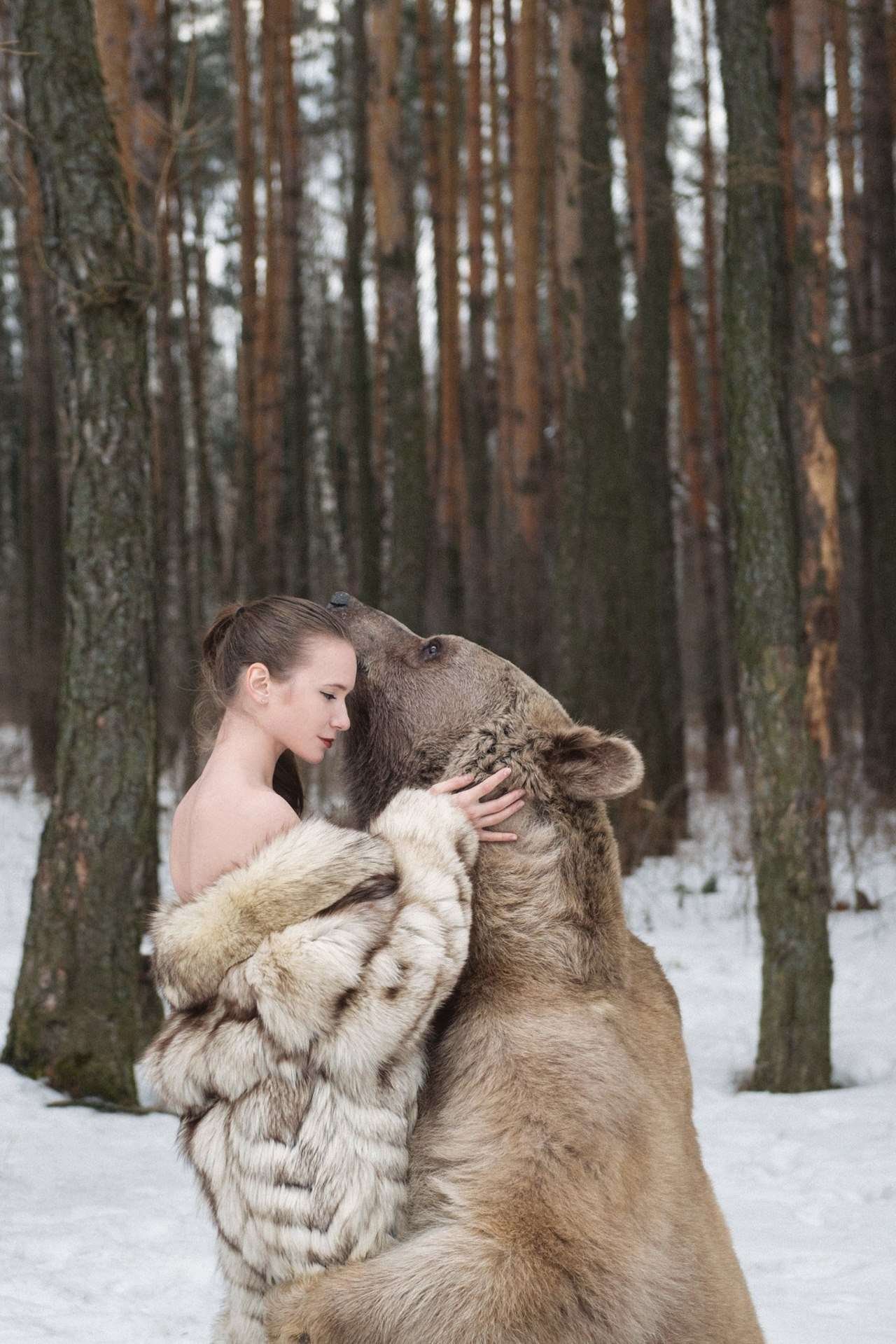 Медведь и девушка
