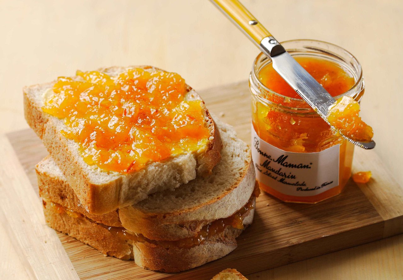Marmalade fox. Паддингтон и апельсиновый мармелад. Сэндвич с апельсиновым мармеладом. Бутерброды с апельсином. Хлеб с мармеладом.