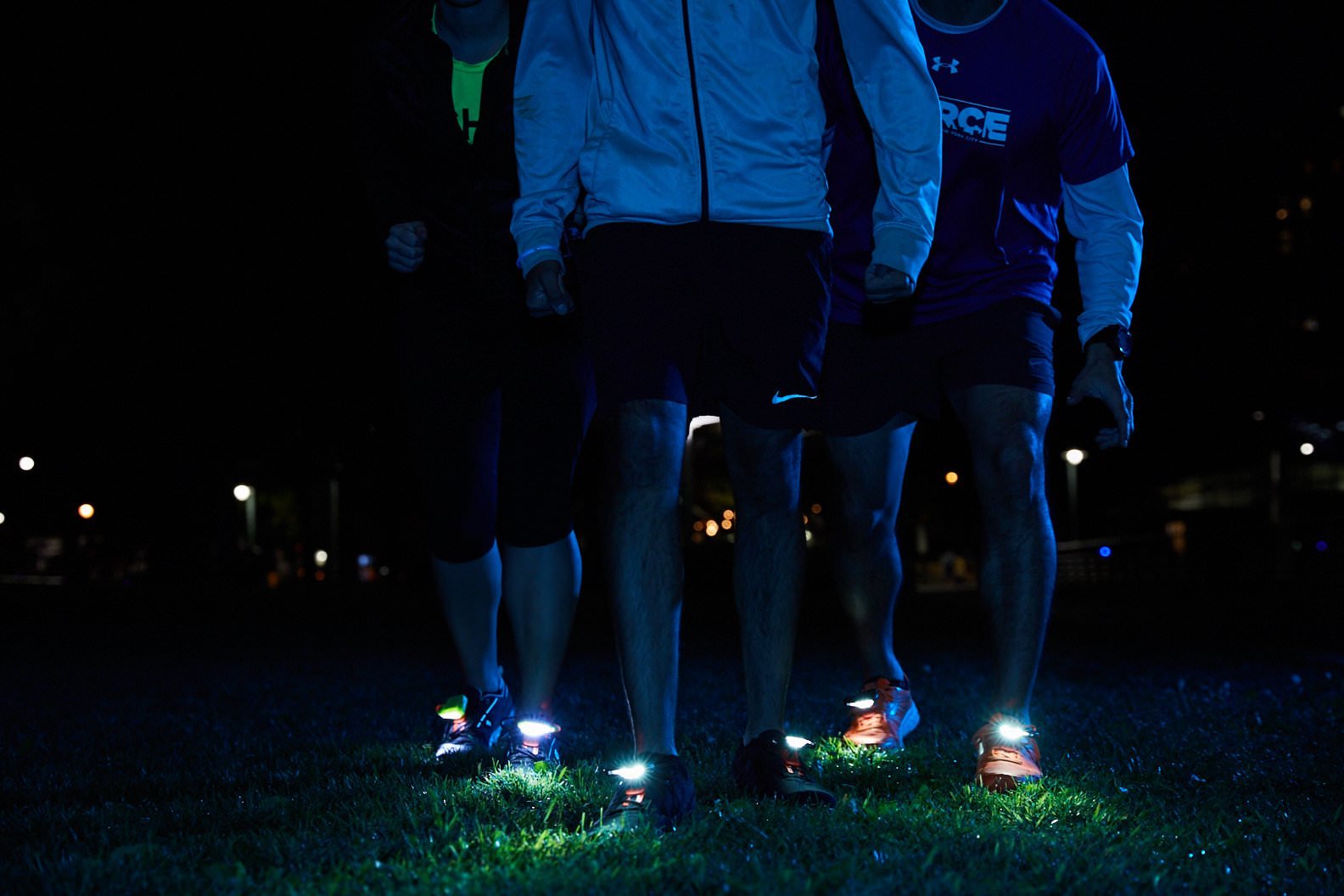 Night run. Ночные бегуны кроссовки. Lights Night Nike. Ночные бегуны dl1. Nike ночь Street.