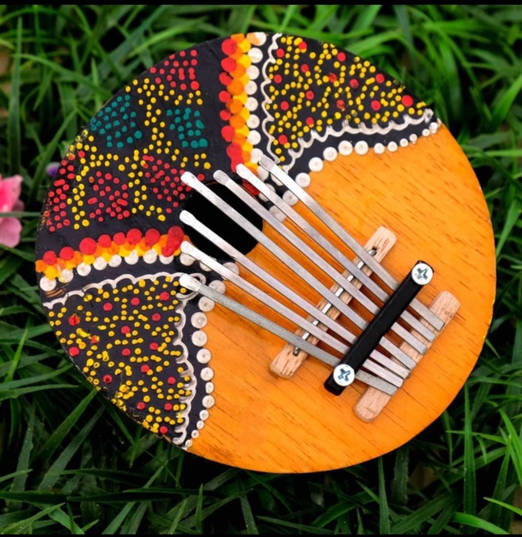 сообщение о скрипке. балалайка русский инструмент. музыкальные инструменты из бросового материала для детского сада. музыкальный инструмент из подручных материалов для детей. странные музыкальные инструменты.