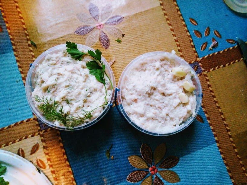 Сало перекрученное с чесноком. Смалец с чесноком и зеленью. Смалец бутербродный. Смалец с чесноком. Перетертое сало с чесноком.