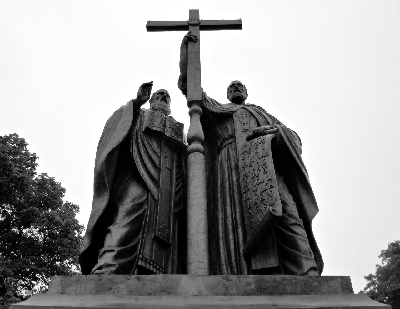 памятник кириллу и мефодию в москве на красной площади