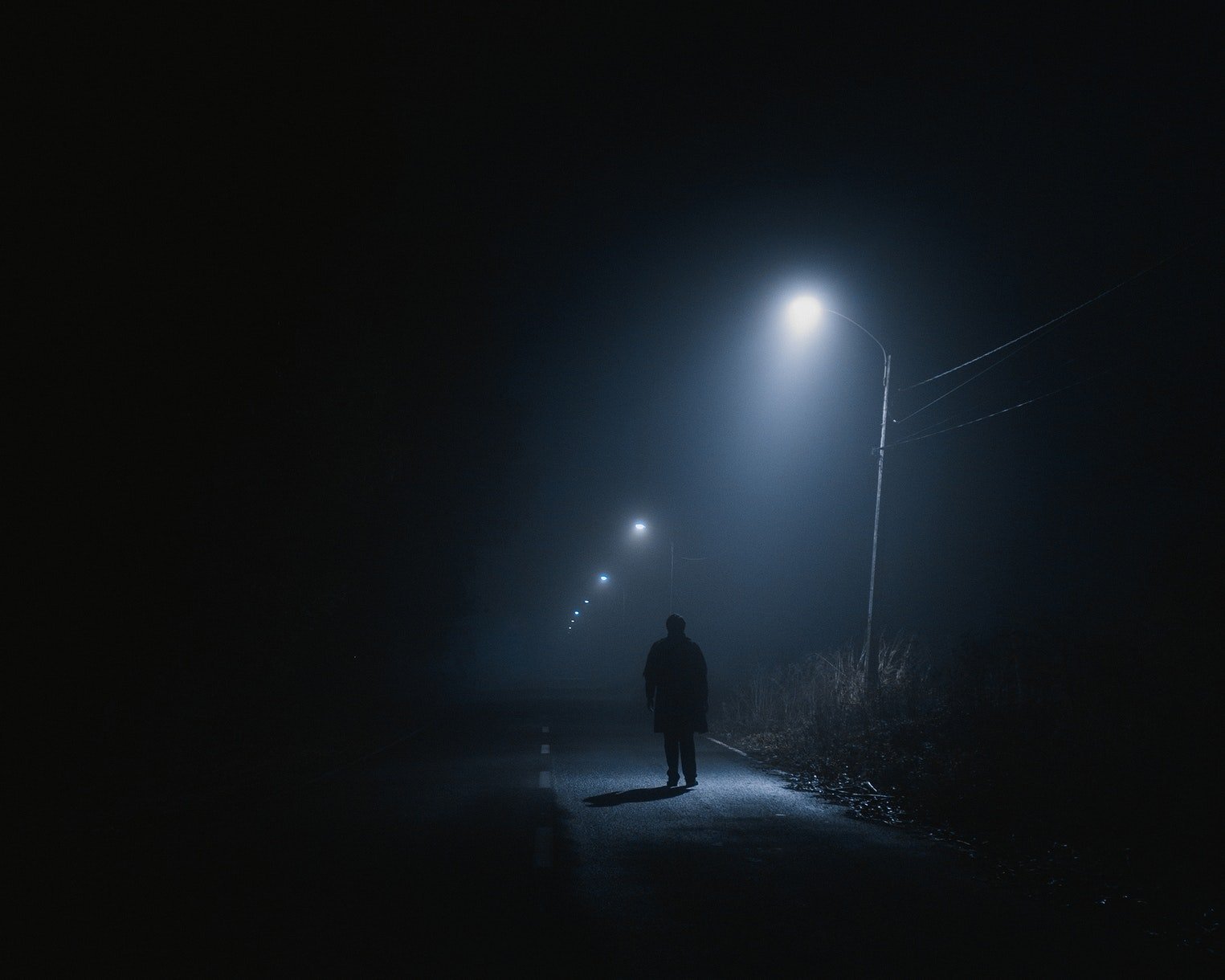 человек под звездным небом. спящий человек ночью. обычного человека а ночью. обычного человека а ночью. парень за компом.