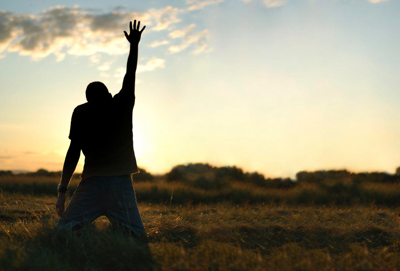 Real our life. Человек молится Богу. Поклонение Богу. Человек с поднятой рукой. Человек на коленях с поднятыми руками.