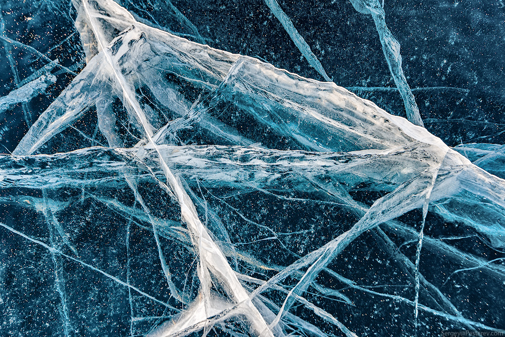 Треснутый лед. Лед трескается. Трещины на льду. Текстура льда.