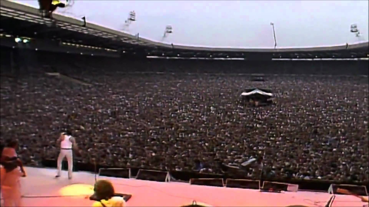 Меркьюри стадион. Queen концерт на стадионе Уэмбли. Квин стадион Уэмбли 1986. Фредди Меркьюри концерт Уэмбли 1985. Фредди Меркьюри стадион Уэмбли 1986.