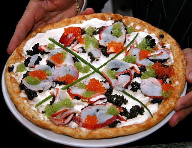 Ilustrasi kuliner The Luxury Pizza (steemit)