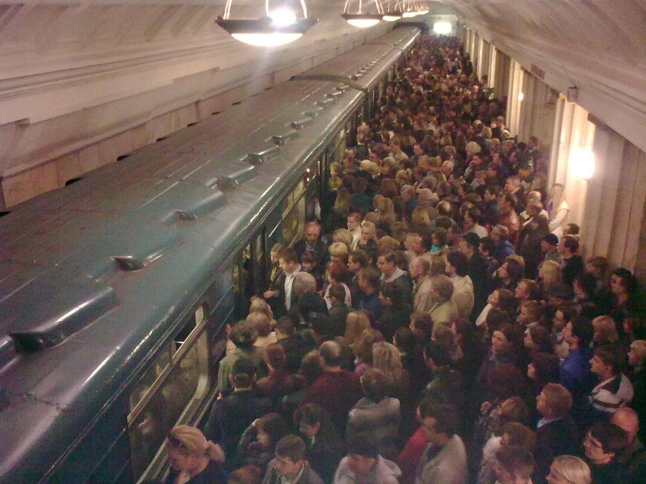 толпа в московском метро