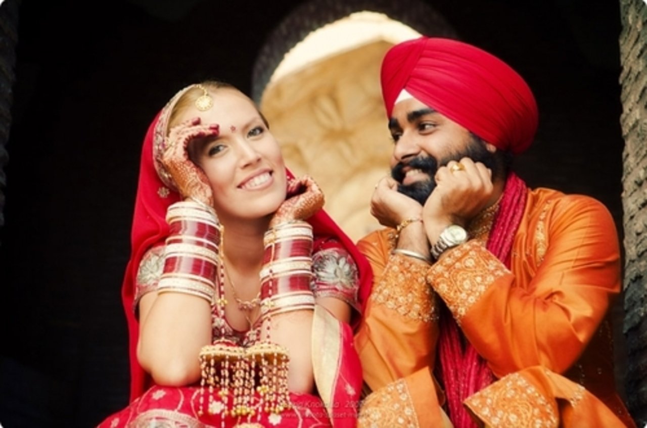 Русско индийские браки. Индийская свадьба. Индия мужчина и женщина. Свадьба в Индии. Муж и жена Индия.