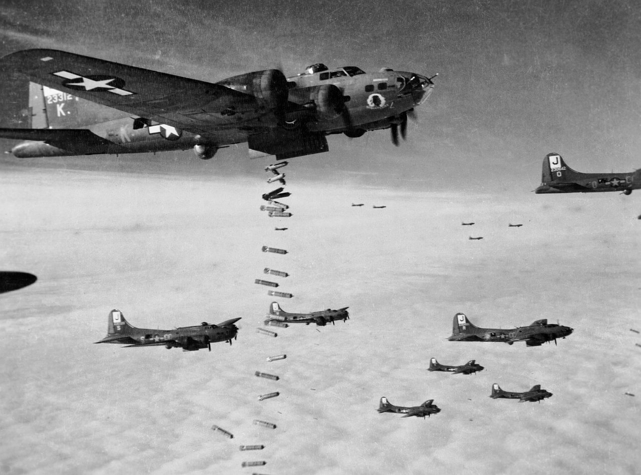 Самолет скидывает бомбы. Войны 1941-1945 самолеты бомбят. Дрезден бомбардировка 1945. Боинг b-17 1943.