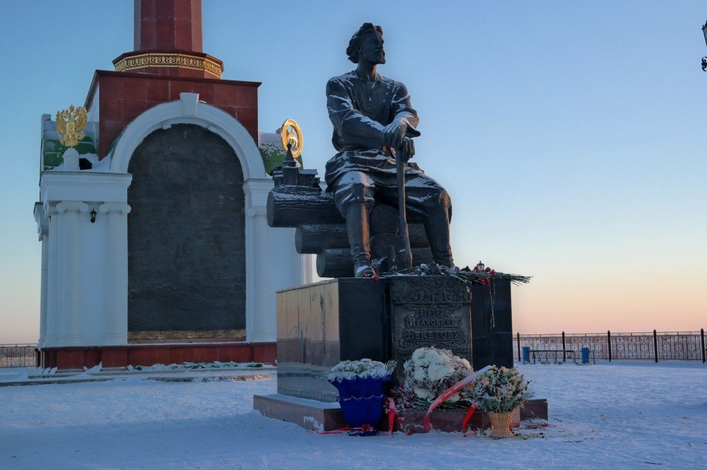 Дежнев якутск. Памятник Дежнёву Якутск. Памятник Дежневу в Якутске. Памятник семёну Дежнёву в Якутске. Памятник семёну Дежнёву в Великом Устюге.