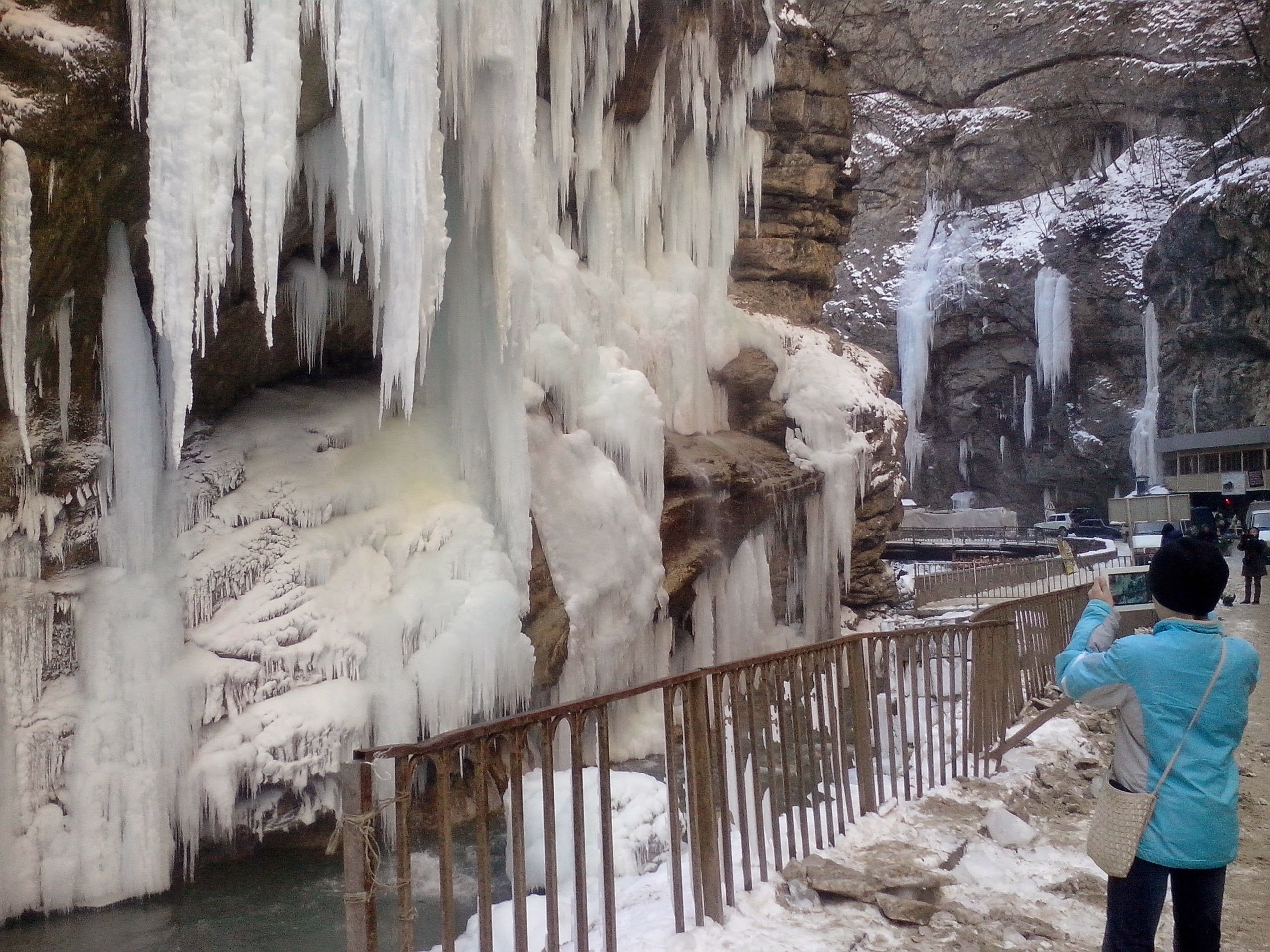 Чегемские водопады кабардино-балкария ущелья. Чегемские водопады чегемское ущелье. Комплекс водопадов су-аузусу (чегемские водопады), хушто-сырт,. Кафе на мосту чегемские водопады. Мистические места кбр.