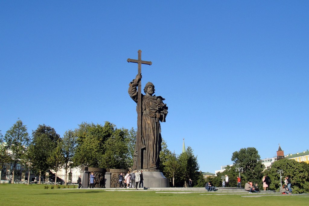 Памятник святому владимиру в москве