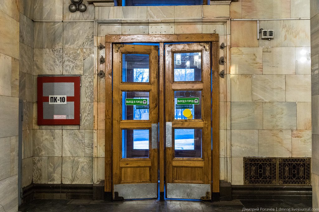 Где находятся двери в метро. Двери метро. Деревянные двери метро. Двери в вестибюле метро. Двери метрополитена.