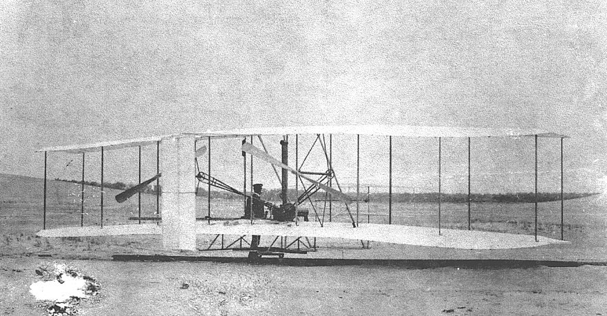 Wright brothers жуковский. Первый полет братьев Райт 1903. Полет братьев Райт 17 декабря 1903. Флайер братьев Райт. Братья Райт первый самолет.