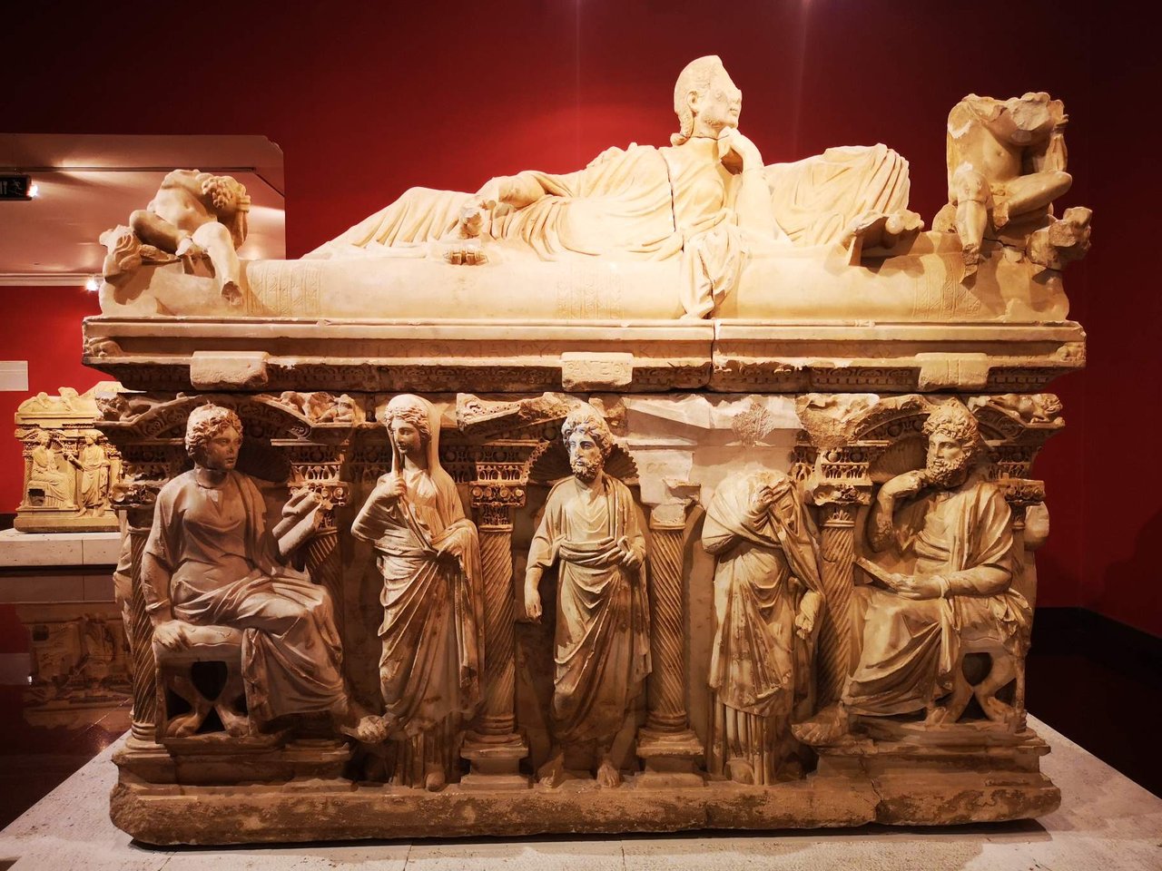 саркофаг из мрамора заказать в спб. мраморный саркофаг. гермонасса мраморный саркофаг. тисульская принцесса находка ржавчик. саркофаг епископа массимиана.