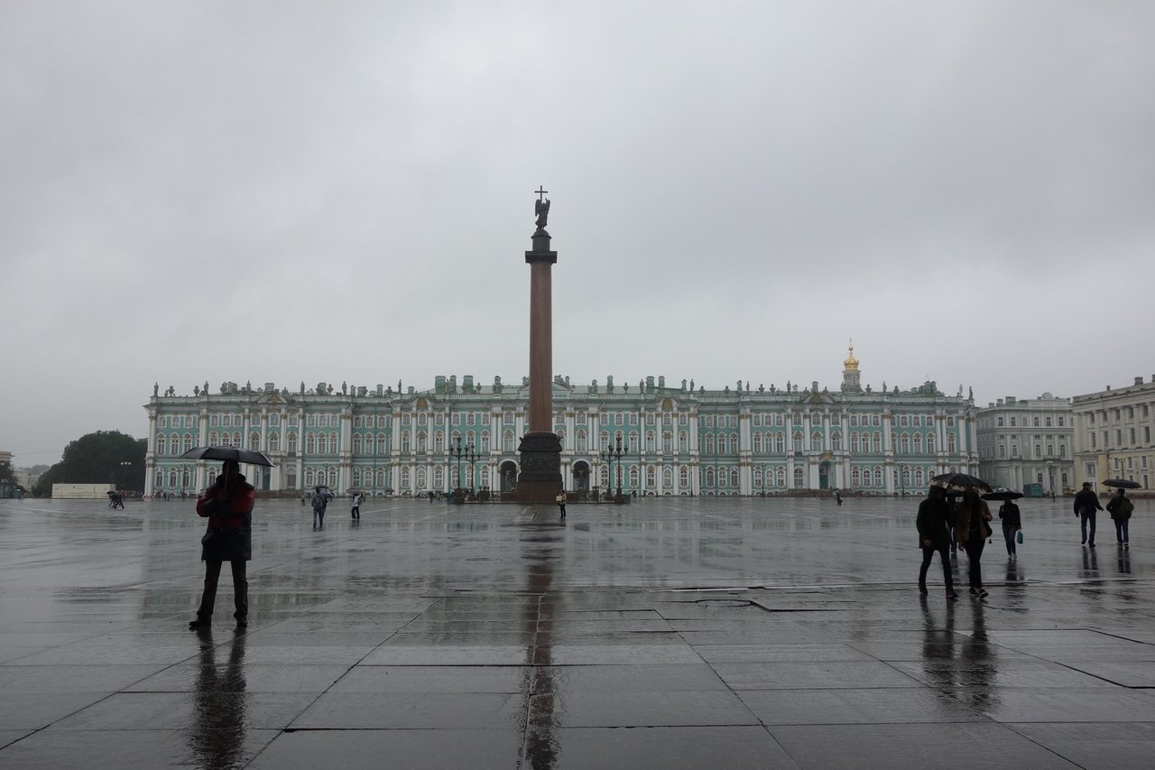 Rain area. Дворцовая площадь в Санкт-Петербурге. Дворцовая площадь Петергоф. Дворцовая площадь в Санкт-Петербурге зимой 2023. Санкт-Петербург дождь.