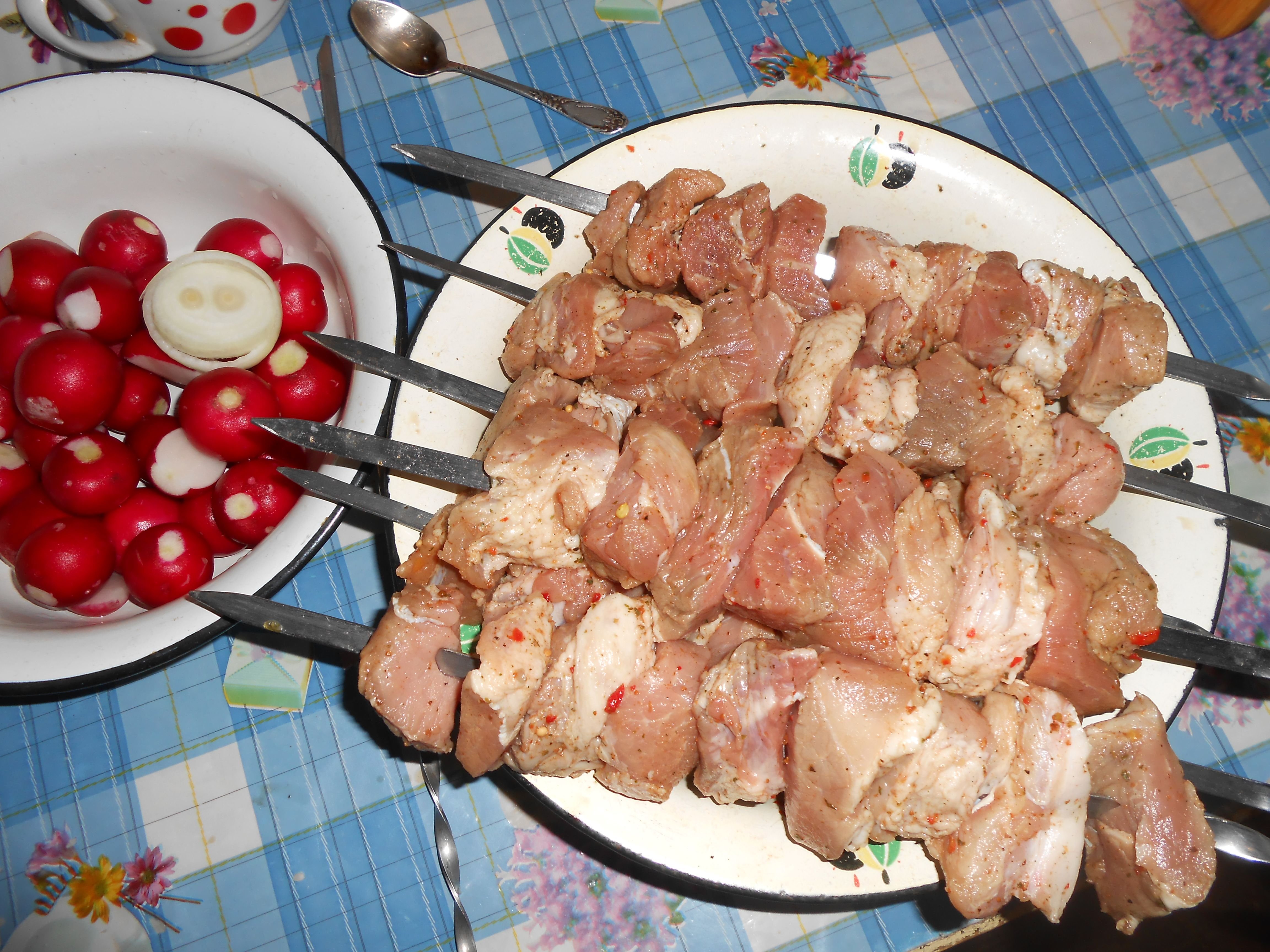 Шашлык на столе дома