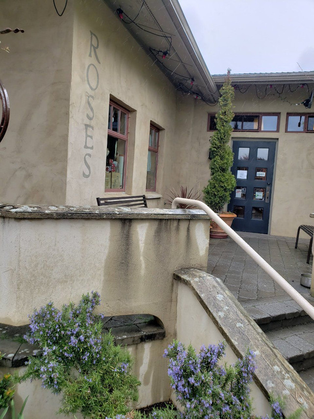 rosesRestaurant .jpg