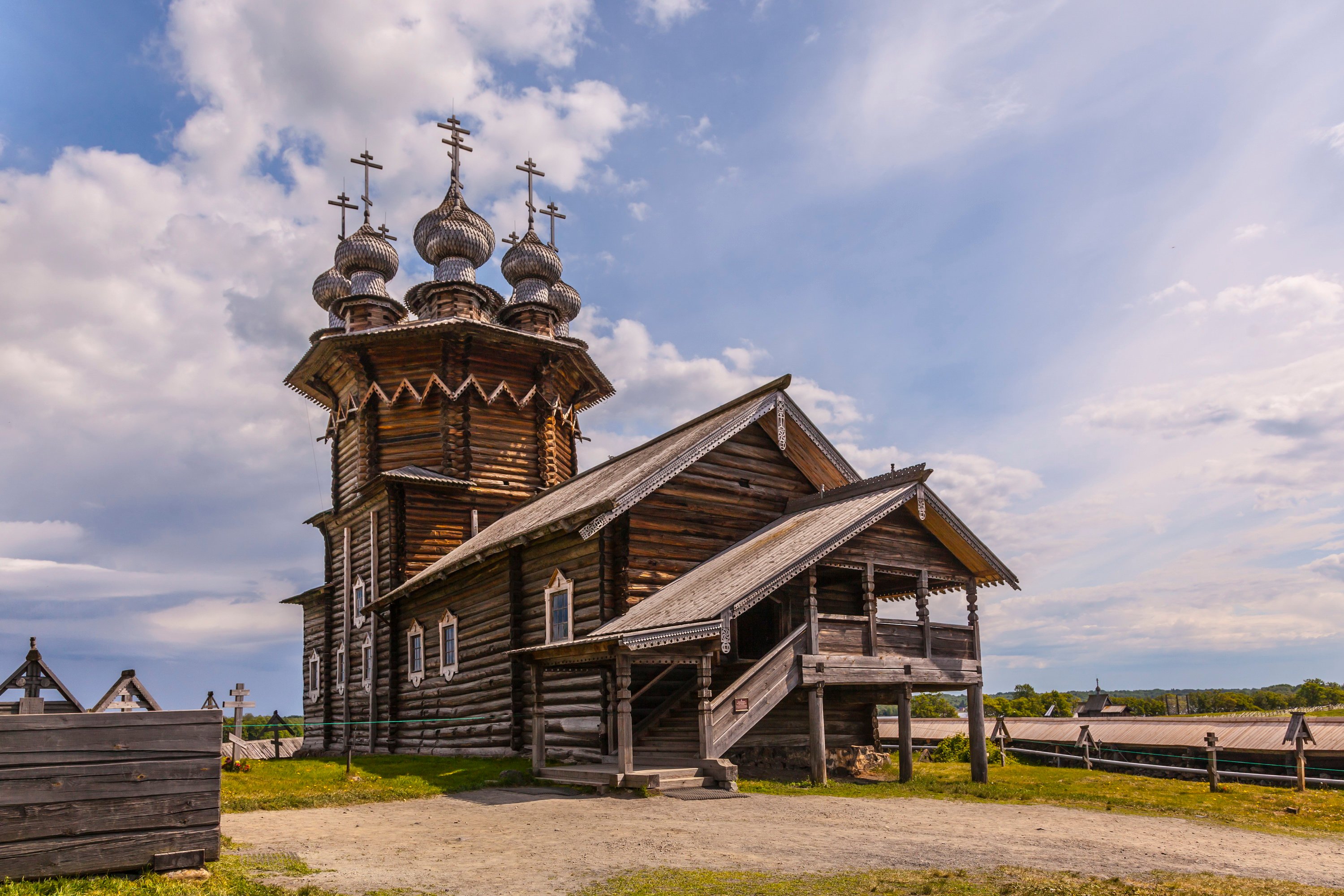 Чудеса острова кижи. Архитектурный ансамбль Кижи. Музей деревянного зодчества Кижи. Остров Кижи Кижский ансамбль. Церковь Покрова Пресвятой Богородицы Кижи.