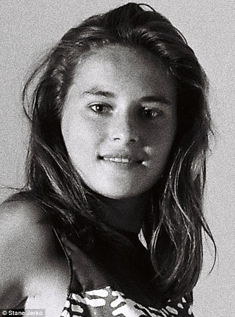 2D8FC37700000578-3279399-Strike_a_pose_Melania_Trump_s_first_modeling_photos_unveiled_A_t-a-16_1446154593916.jpg
