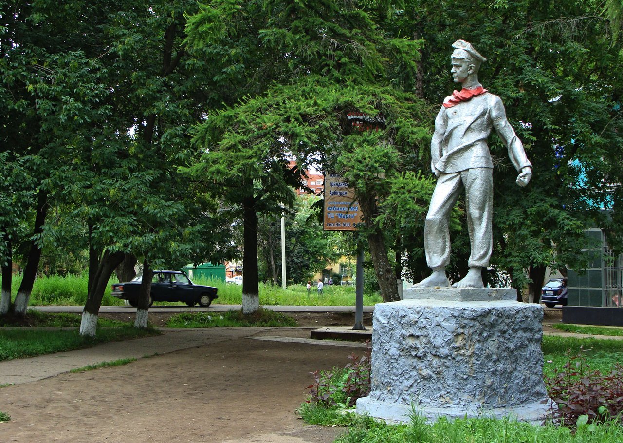 Памятник морозову. Памятник Павлика Морозова в Глазове. Памятник Павлику Морозову. Памятник Павлик Морозов г Глазов. Памятник пионеру Павлику Морозов.