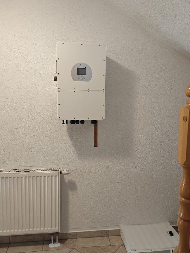 Wechselrichter_an_der_Wand.jpg