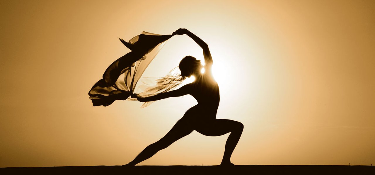 Танцующая девушка. Танцующая девушка на английском. Девушка с флагом британии. Йога танец. Силуэт танцора.