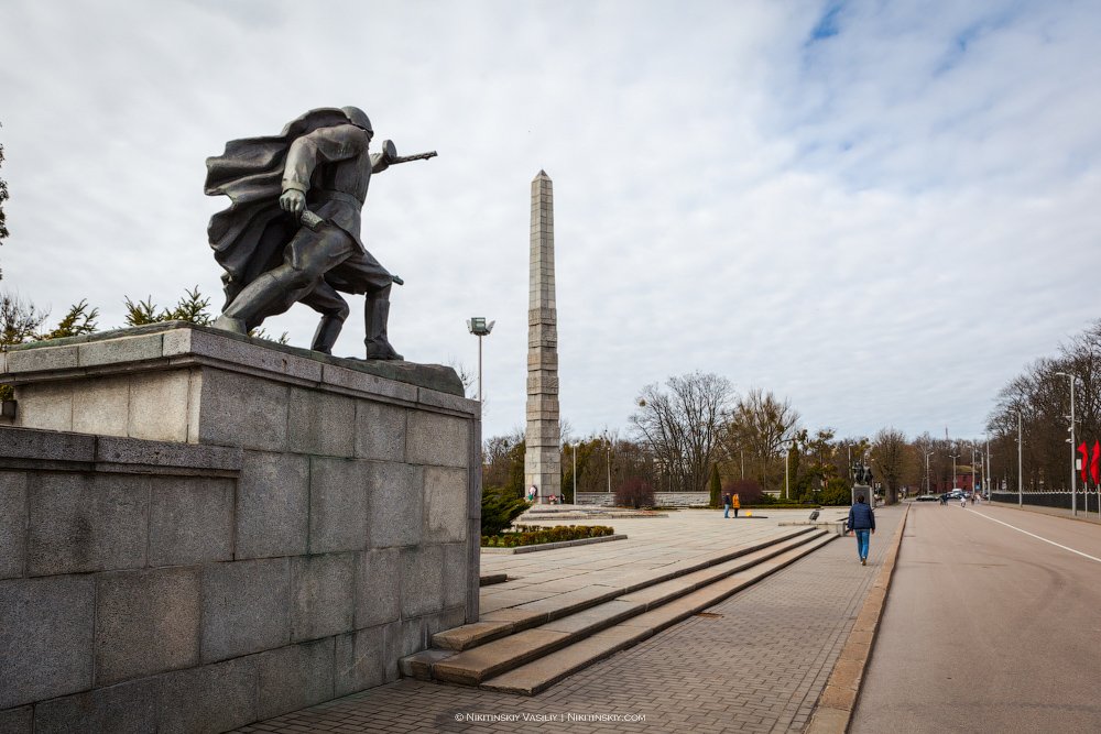 Победы бастион. Памятник 1200 гвардейцам в Калининграде. Памятники в Калининграде парк Победы. Парк Победы Калининград памятник 1200 гвардейцам. Памятник Победы в Калининграде.