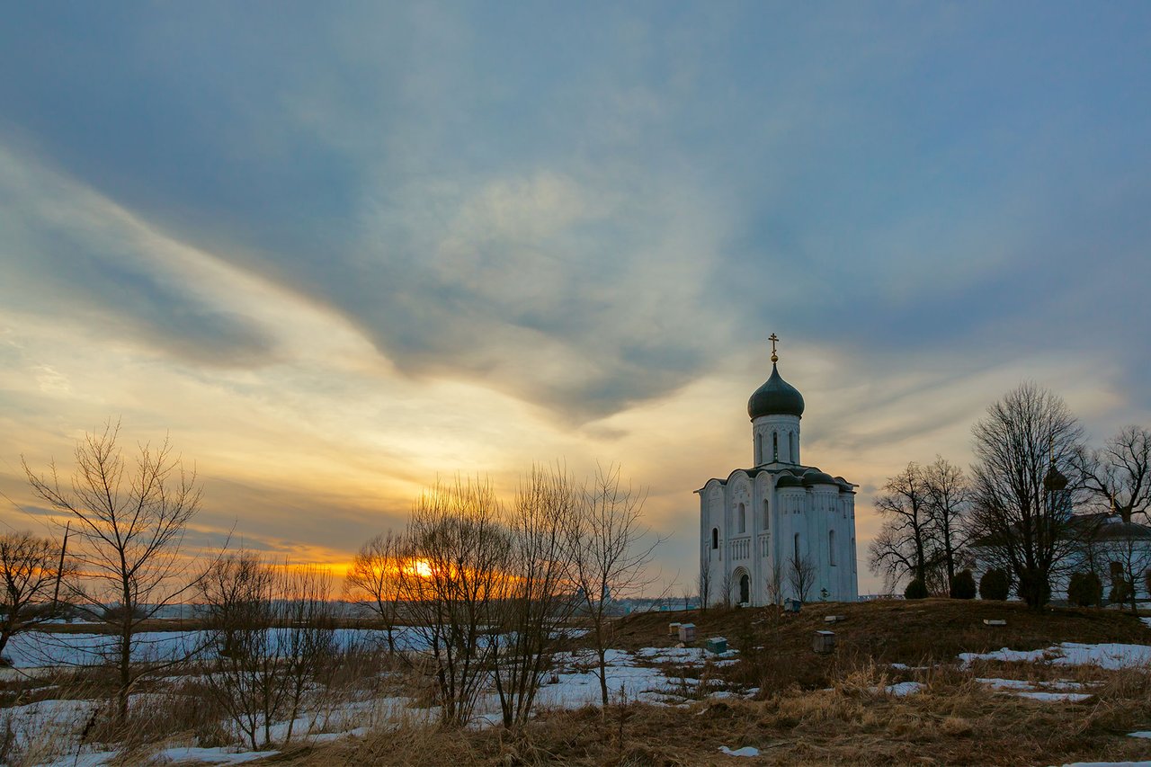 Ранняя церковь. Храм Покрова на Нерли Весна. Церковь Покрова на Нерли весной. Пасха Церковь Покрова на Нерли. Храм Покрова на Нерли ранняя Весна.