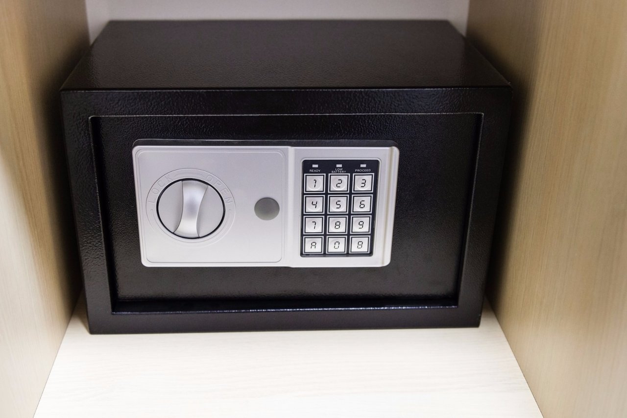 Сейф напольный. Домашний сейф в интерьере. Сейф в комнате 206. Сейф в шкафу. Сейф в интерьере кабинета.