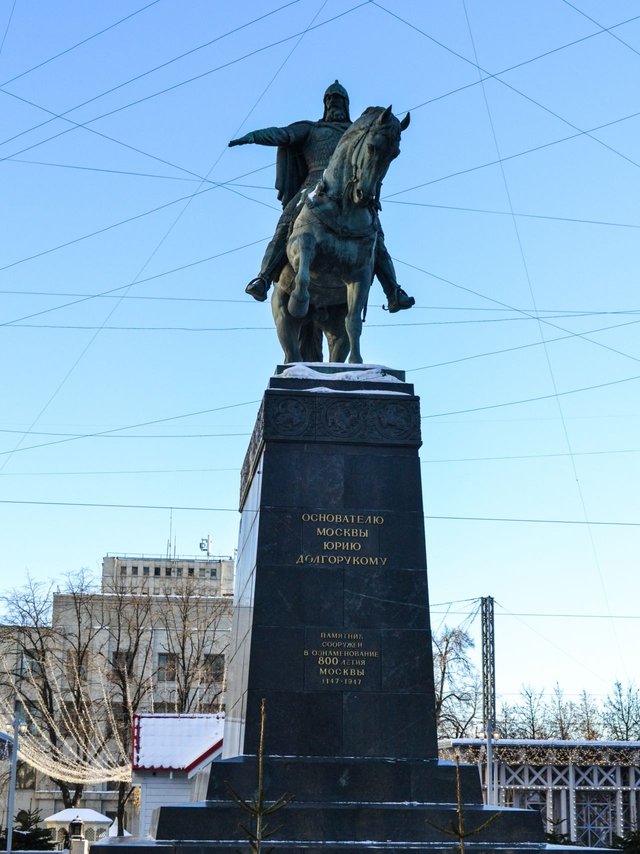 Основатель москвы. Князь Юрий Долгорукий памятник в Москве. Юрий Долгорукий основатель Москвы. Памятник Юрию Долгорукому в Перово. Памятник основателю Москвы.