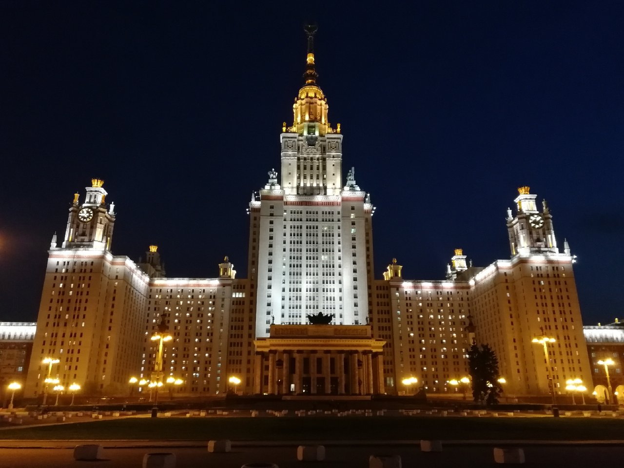 Moscow state university is the oldest. Московский государственный университет им м.в Ломоносова МГУ. Московский университет Ломоносова. МГУ 4к. МГУ им Ломоносова улица.