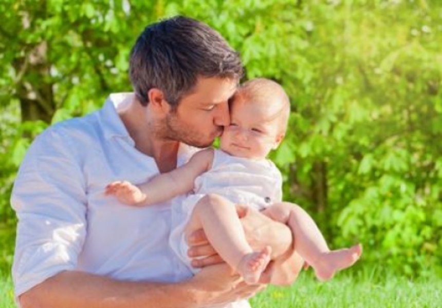 Loving father. Новорожденный малыш обнимается. Красивые родители с новорожденным муж военный. Family Care Baby. Father Love.