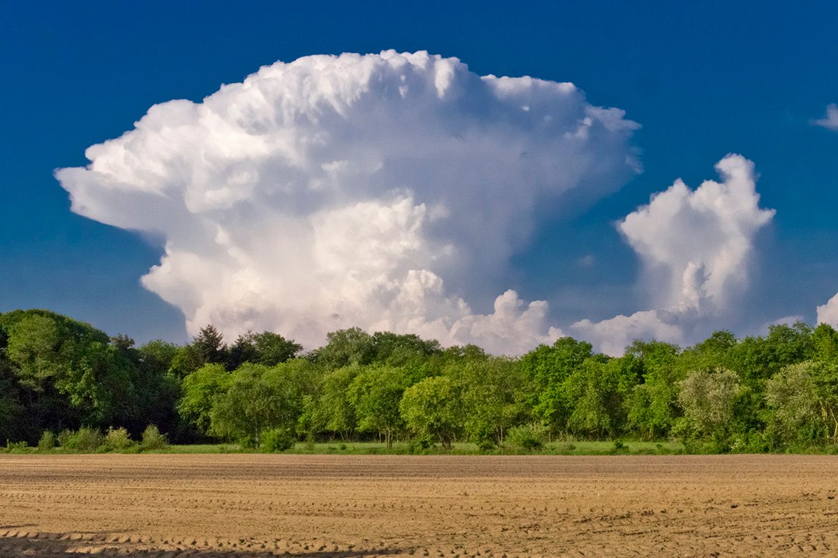 Мощные облака. Кучевые дождевые облака cumulonimbus. Кумулонимбус тучи. Кумулонимбус тучи грозовые. Кучево-дождевые облака высота.