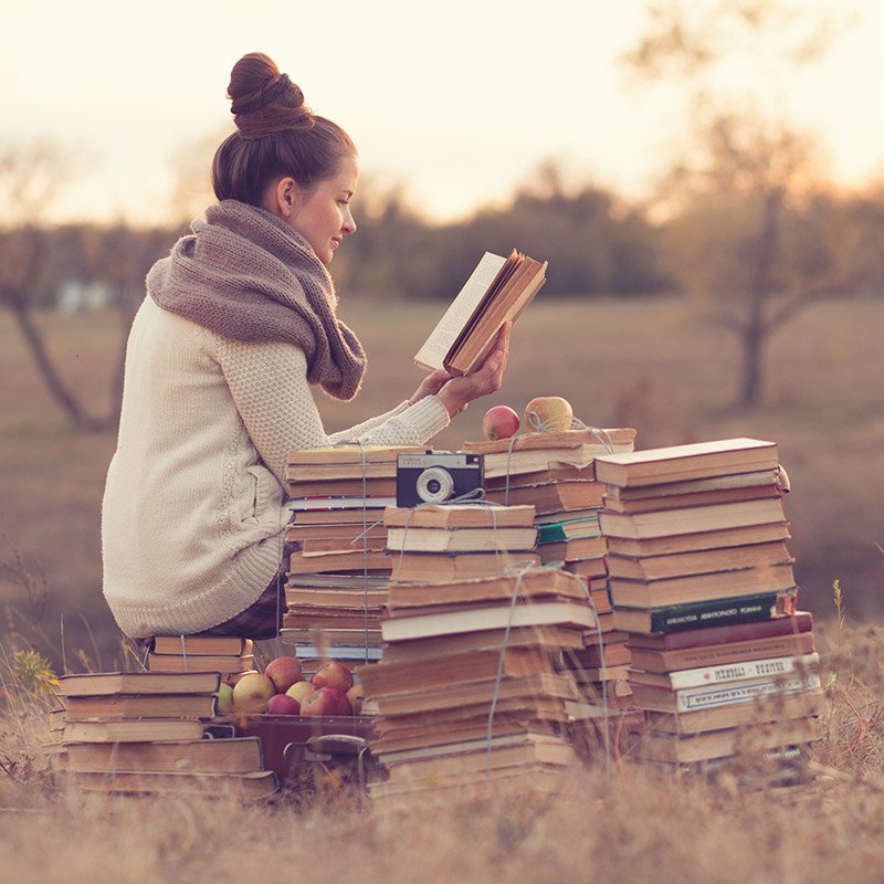 Девочка читала интересную книгу. Девушка с книгой. Книга для девочек. Чтение книг. Девушка с книгой зимой.
