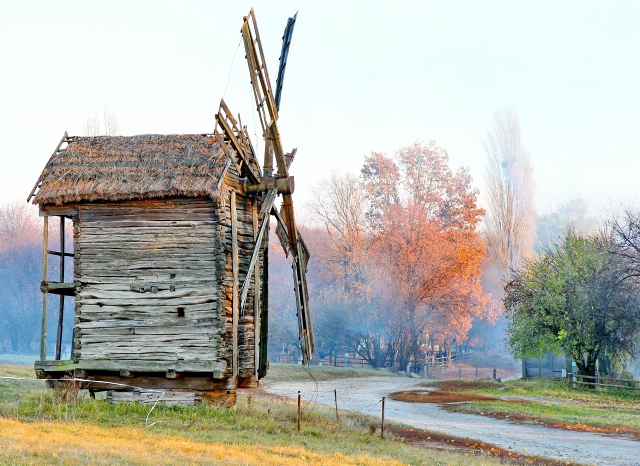 Село месяц. Гафостров мельница. Старая мельница в деревне. Украинское село мельницы. Мельница в селе.