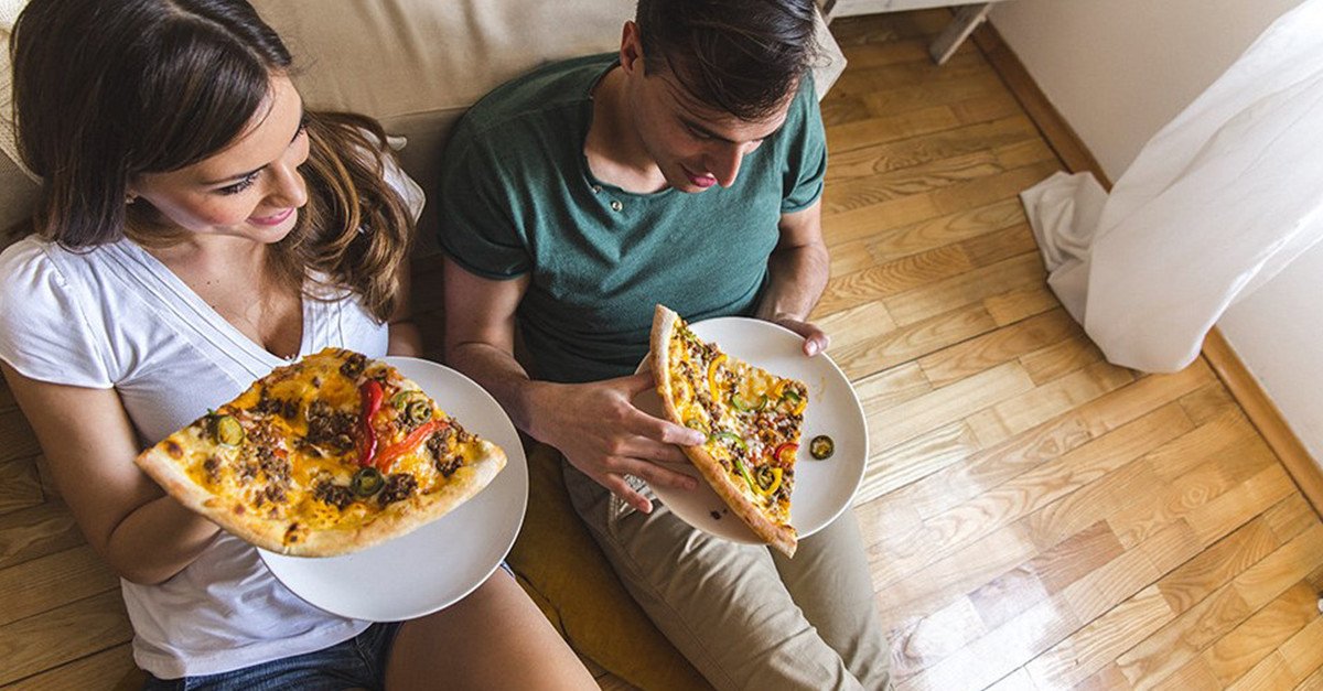 пицца в столовой. люди едят пиццу фото. можно пиццу на диете. пицца эстетика красивая. можно пиццу на диете.