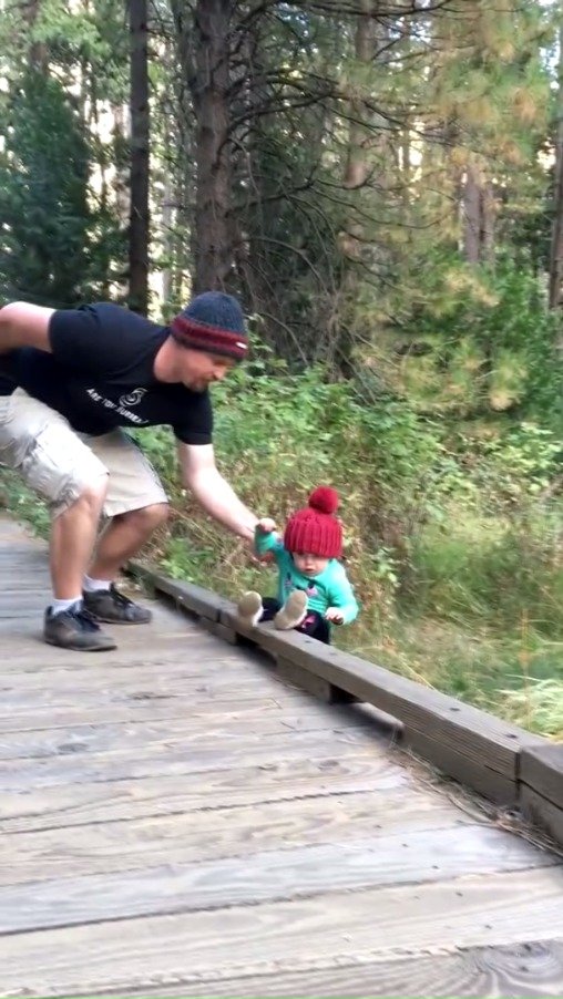 Спасите папу. Спасите папу. Спасите папу. Меня папа спасёт. Спасти папу понять простить.