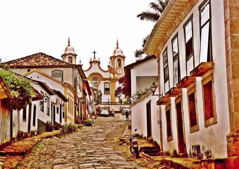 Minas gerais. Минас-Жерайс Бразилия. Бразилия Минас Жерайс Барокко. Тирадентис Бразилия. Тирадентес праздник Бразилии.