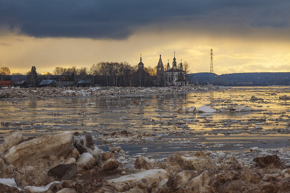 Где вскрылась река. Ладожское озеро ледоход. Мирожский монастырь ледоход. Ладожский лед ледоход.