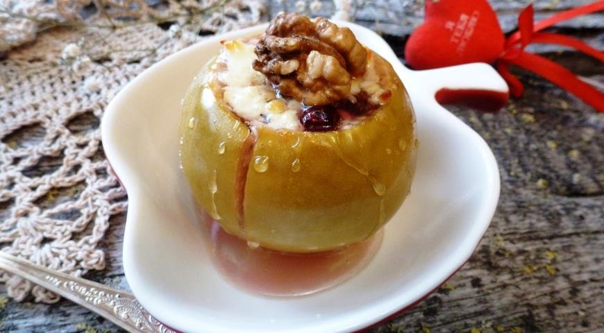 фаршированные яблоки с творогом и орехами. творог с яблоком. яблоки фаршированные творогом. печеные яблоки с творогом и медом. запеченные яблоки.