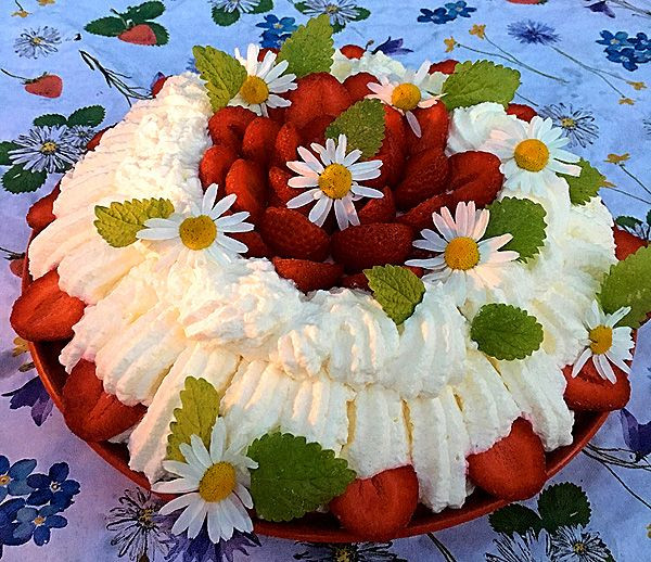 midsommar_oland_ojkroken_midsommartallrik_kryddburken_buffe_midsommarmat_plockmat_lax_kottbullar_prinskorv_agghalvor_rokt_paj_vasterbottenostpaj_lojrom_sill_klassisk_mat_tips_midsommartarta_tarta_sommartarta.jpg
