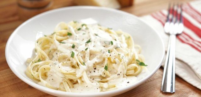 Homemade-Alfredo-Sauce-7-750x364.jpg