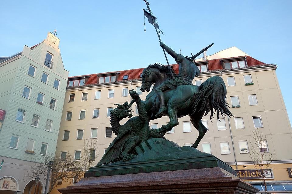 Памятник святому георгию. Памятник святому Георгию Берлин. Статуя Георгия Победоносца в Загребе.