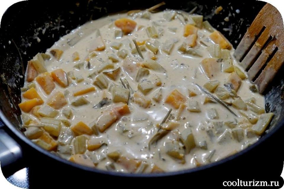 Треска в сметане в духовке. Треска со сметаной и картофелем русская кухня. Треска со сметаной русская кухня. Овощи по деревенски рецепт на сковороде.