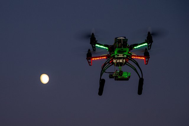 Летают квадрокоптеры ночью. Летают квадрокоптеры ночью. Беспилотник в ночном небе. Беспилотник ночью. Летают квадрокоптеры ночью.