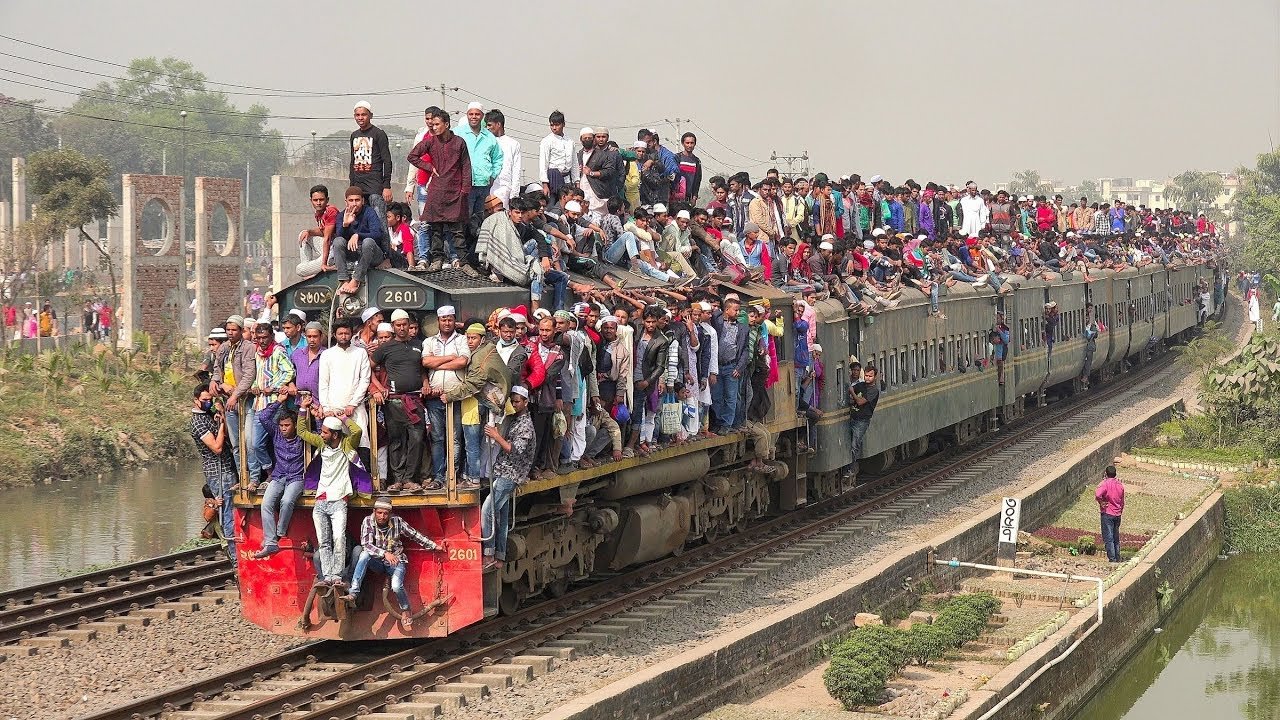 Поезд полными вагонами. Бангладеш Дакка Железнодорожный вокзал. Вагон 2a в Индии. Поезд в Индии. Переполненные поезда в Индии.