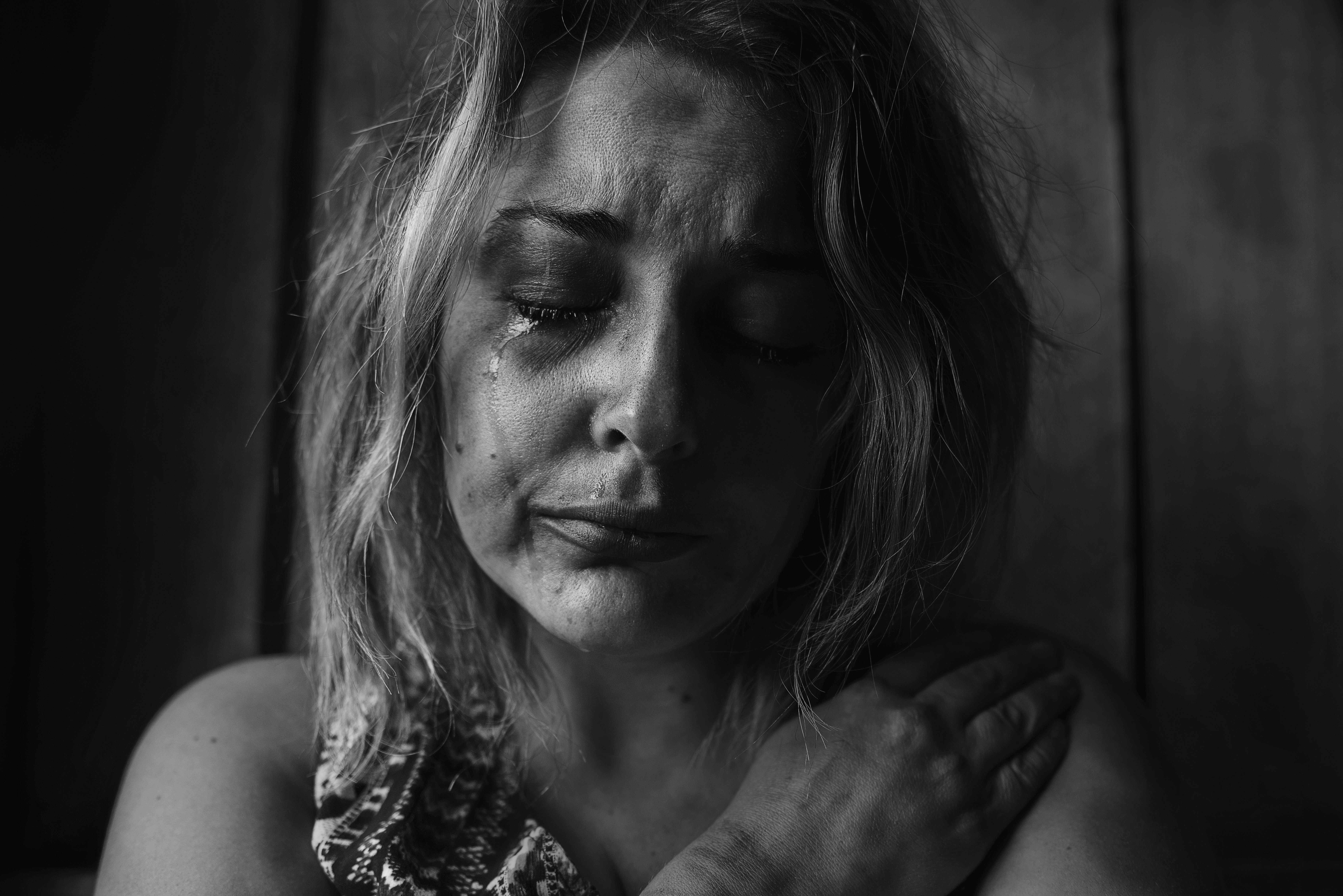 Заплаканная вид. Женщина плачет. Плачущая женщина. Страдающая женщина. Женщина GKDTN.